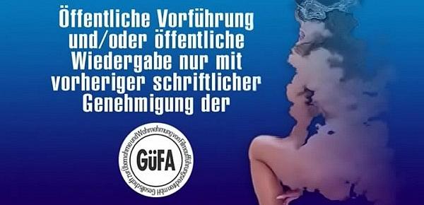  Notgeile Milf lockt sich den jungen Handwerker ins Bett und fickt und bläst